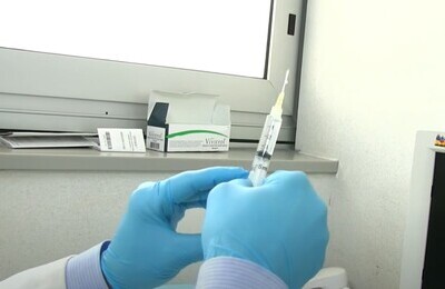 Проведение кодирования Вивитролом в Шумерле Шприц с Вивитролом в руках у врача